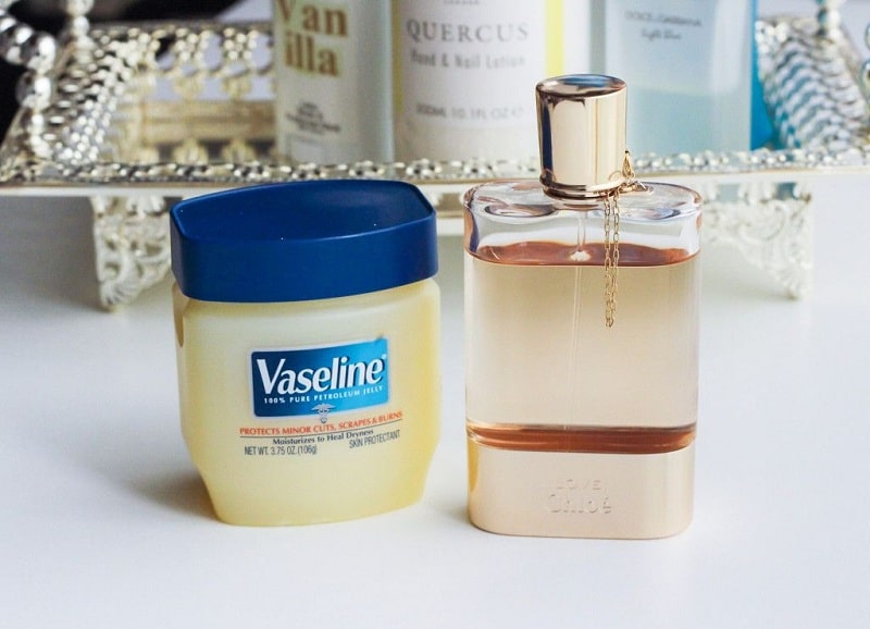 Sự kết hợp cùng vaseline là cách giữ nước hoa thơm lâu.