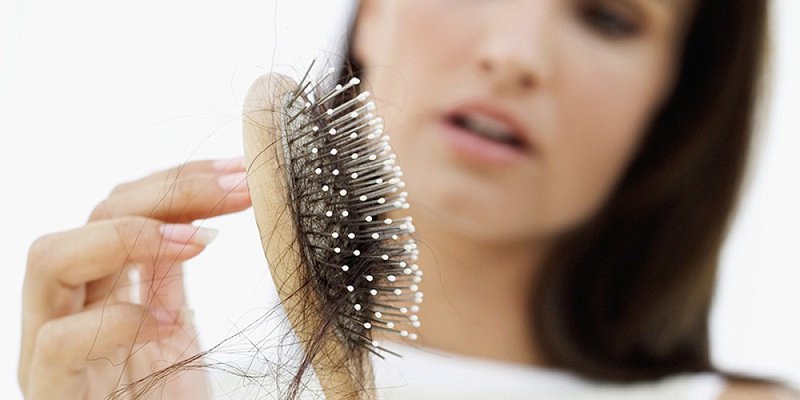 Rụng tóc ngày càng nhiều khiến phái đẹp lo lắng.
