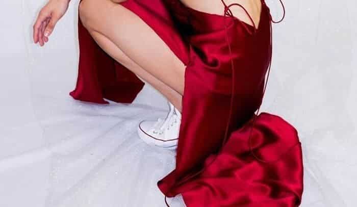 Giày màu trắng tinh khôi kết hợp với váy đỏ.